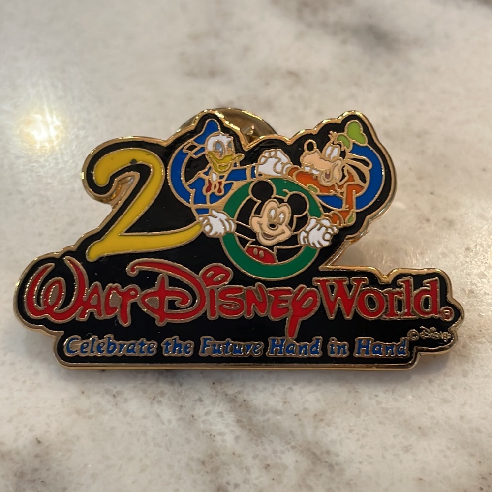 Walt Disney World 2000 lapel pin